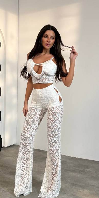 Aura Modist Göğüs Pencereli Işıltılı Dantel Crop & İspanyol Paça Pantolon Takımı