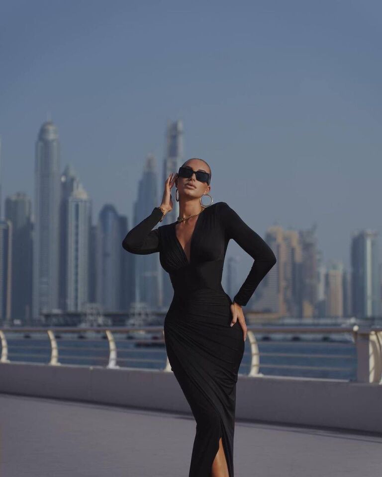 Aura Modist Derin Göğüs Dekolteli Yırtmaçlı Sandy Maxi Elbise